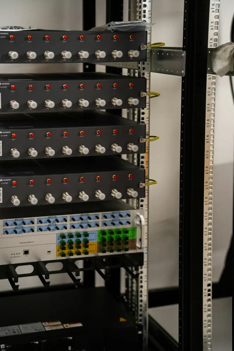 Panel de conexiones de red en un armario rack