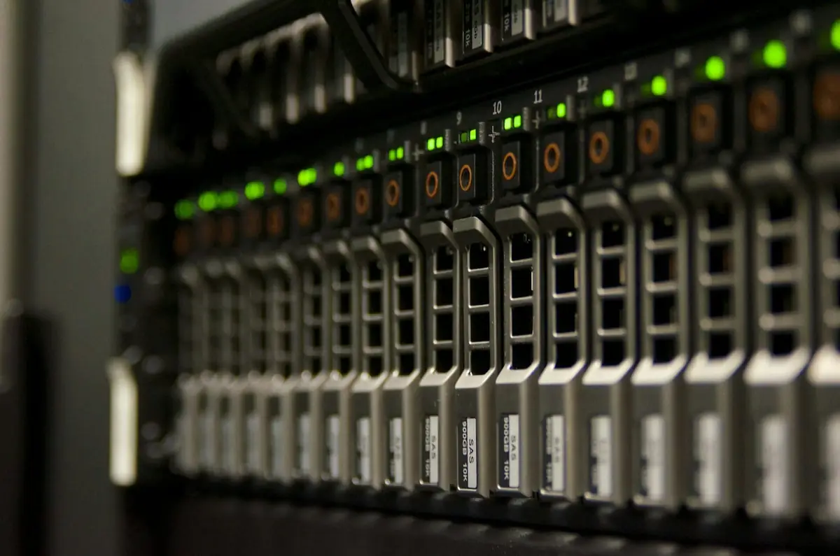 Servidores en un rack con indicadores luminosos
