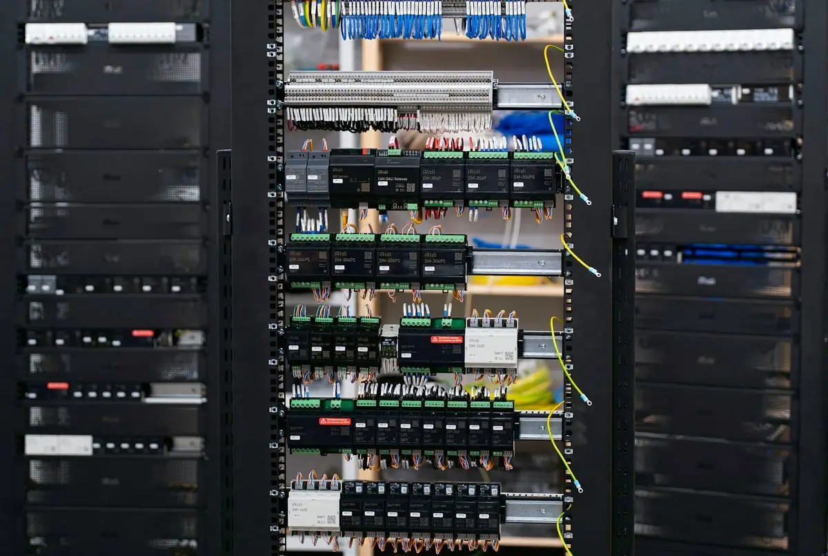 Armario con módulos de comunicaciones cableados