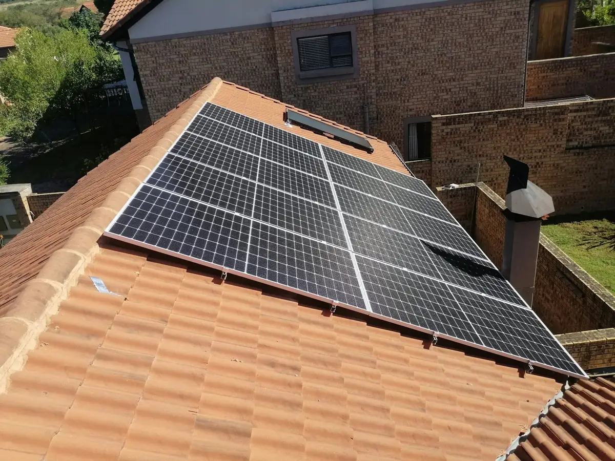 Placas solares sobre un tejado de teja