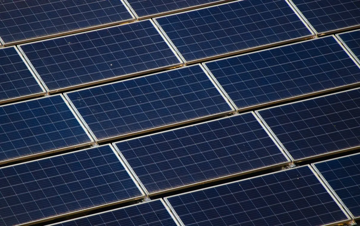 Paneles solares sobre una cubierta