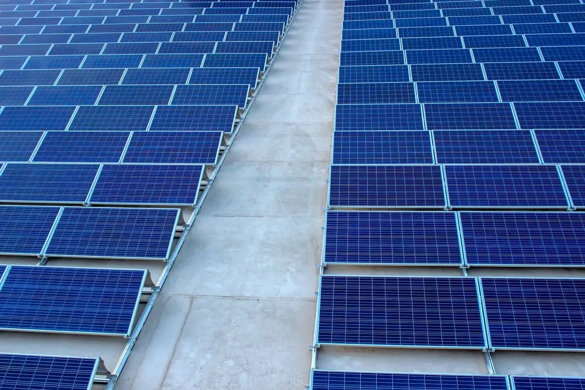Cubierta industrial con paneles solares
